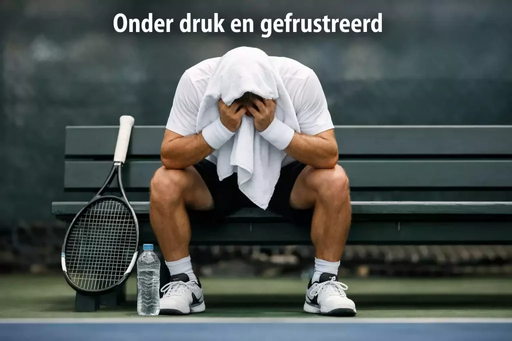 Tennisser zit op zijn stoel tijdens een pauze met een handdoek over zijn hoofd
