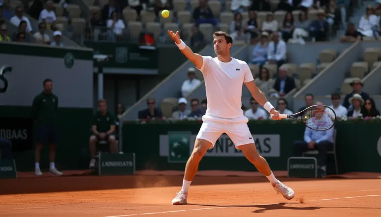 Tennisser serveert op een professionele baan tijdens een toernooi