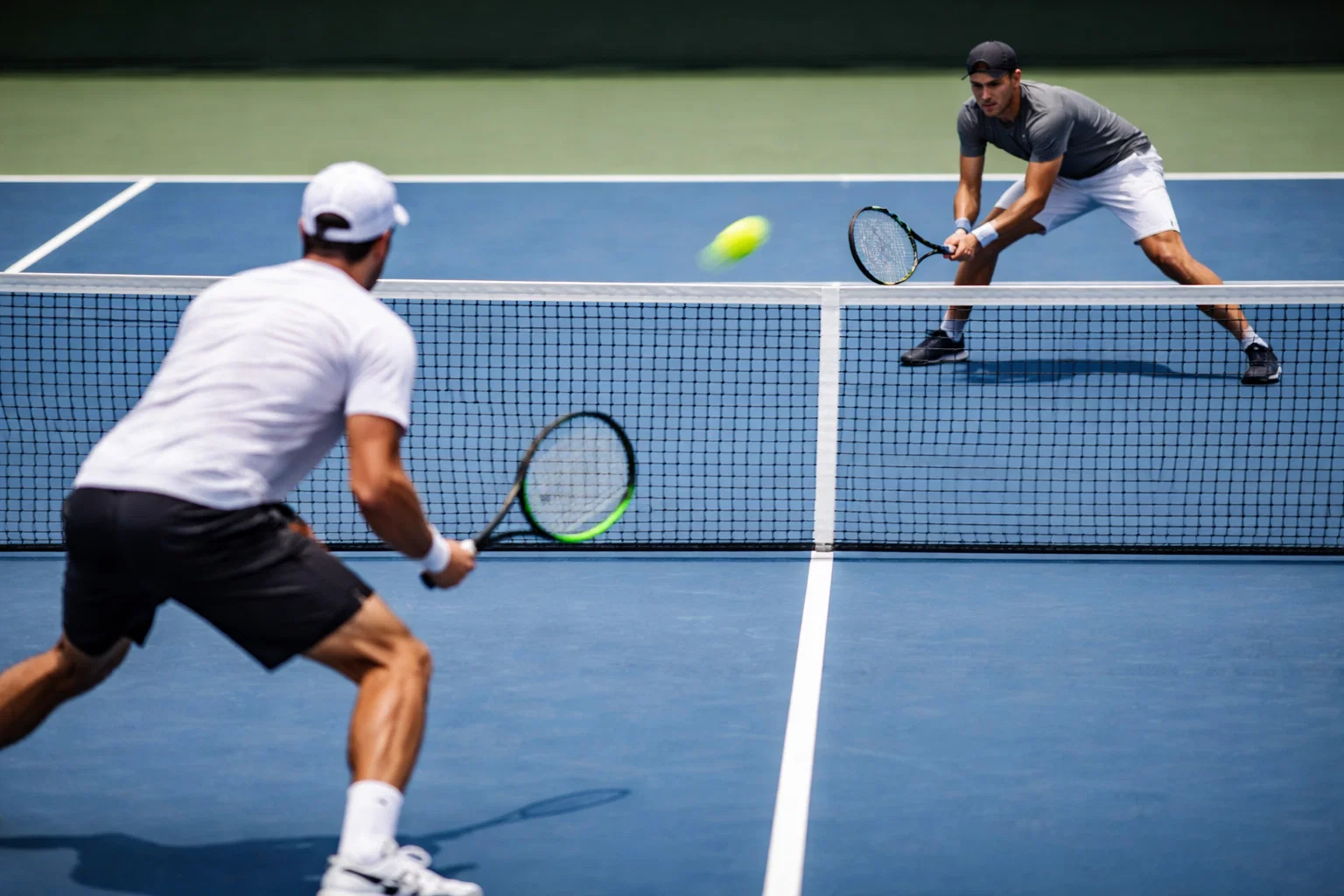 Tennisspeler in actie tijdens intensieve rally