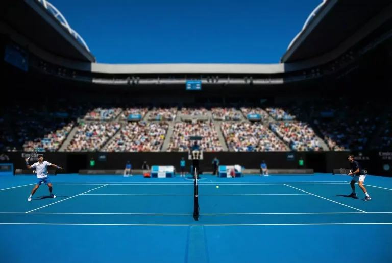 Rod Laver Arena in Melbourne met blauw hardcourt onder een strakblauwe zomerse hemel